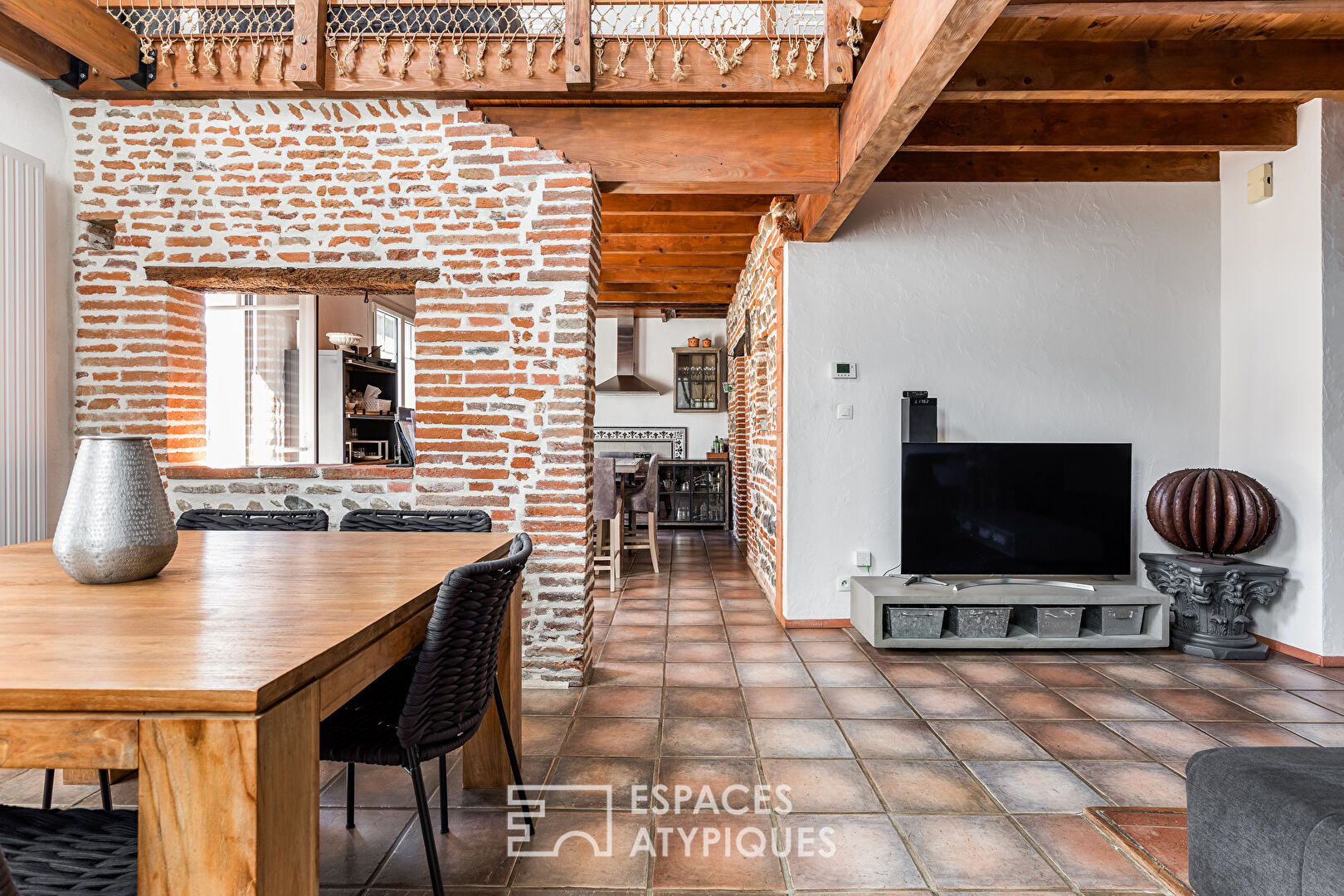 Charming townhouse with swimming pool and landscaped garden