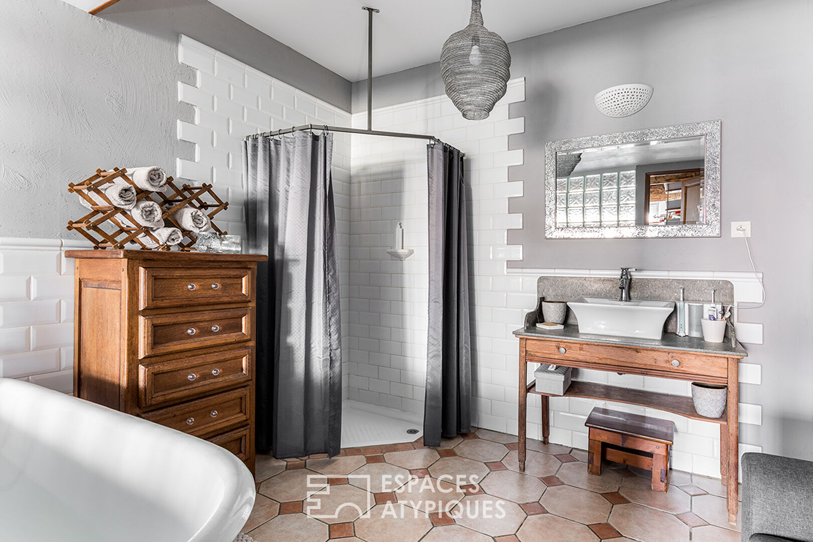 Charming townhouse with swimming pool and landscaped garden