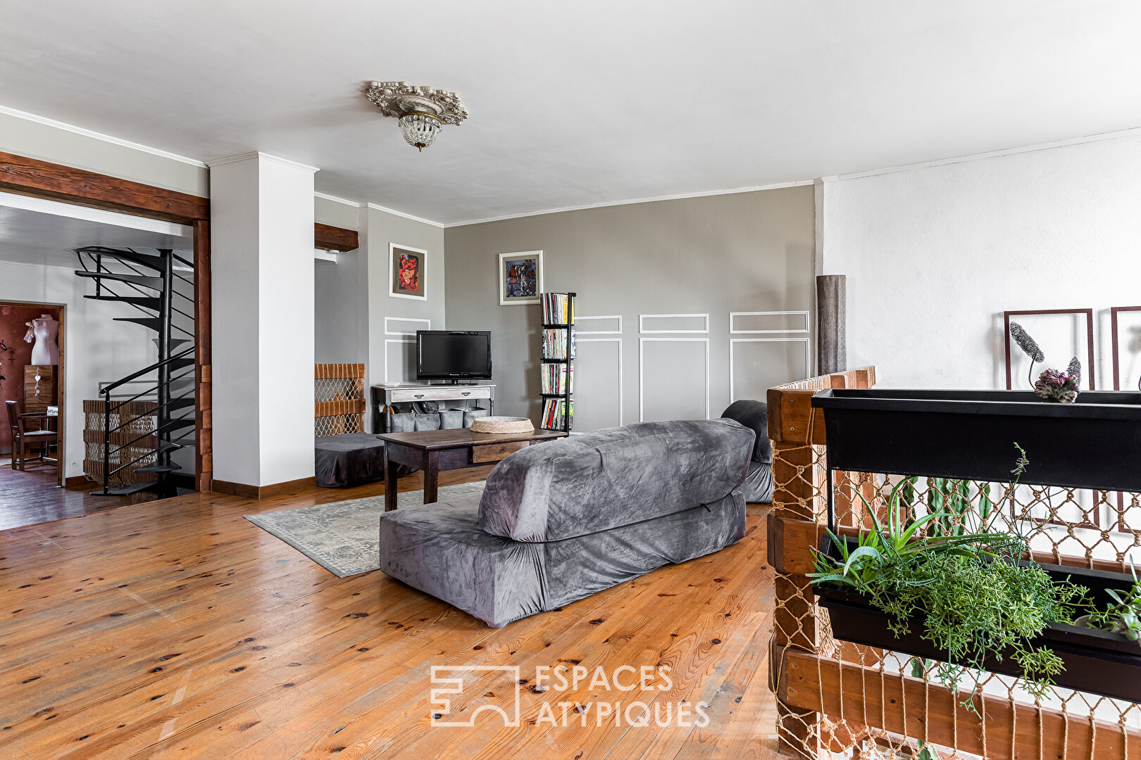 Charming townhouse with swimming pool and landscaped garden