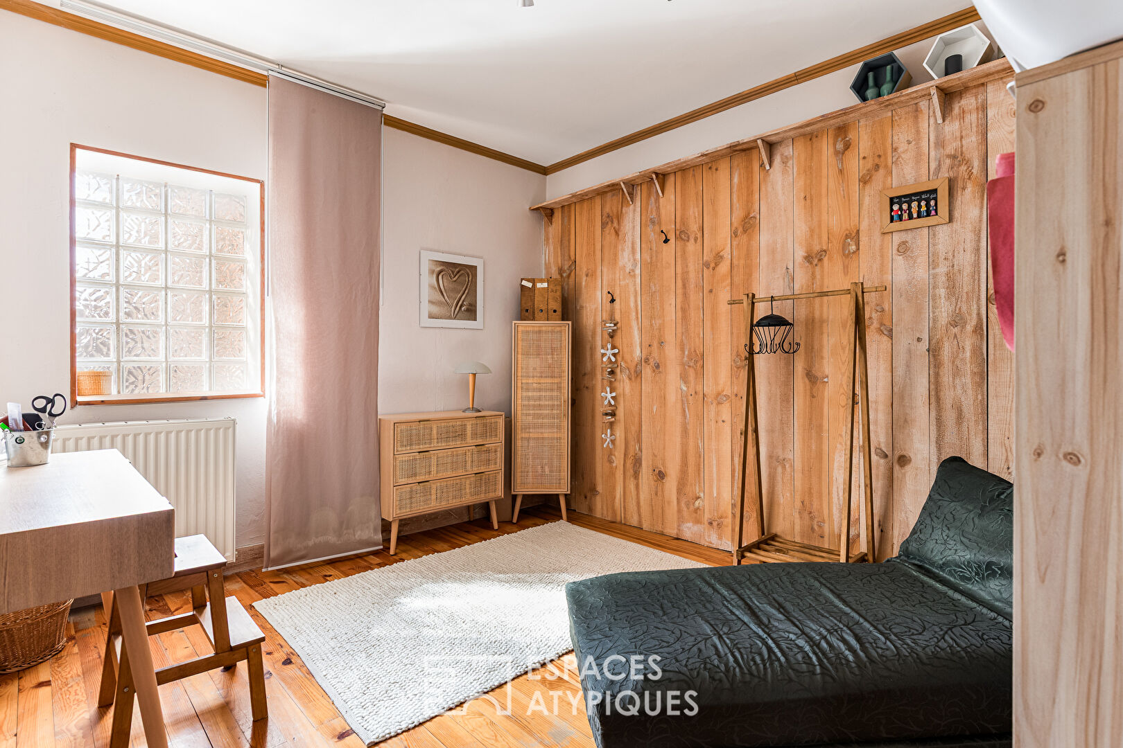 Charming townhouse with swimming pool and landscaped garden