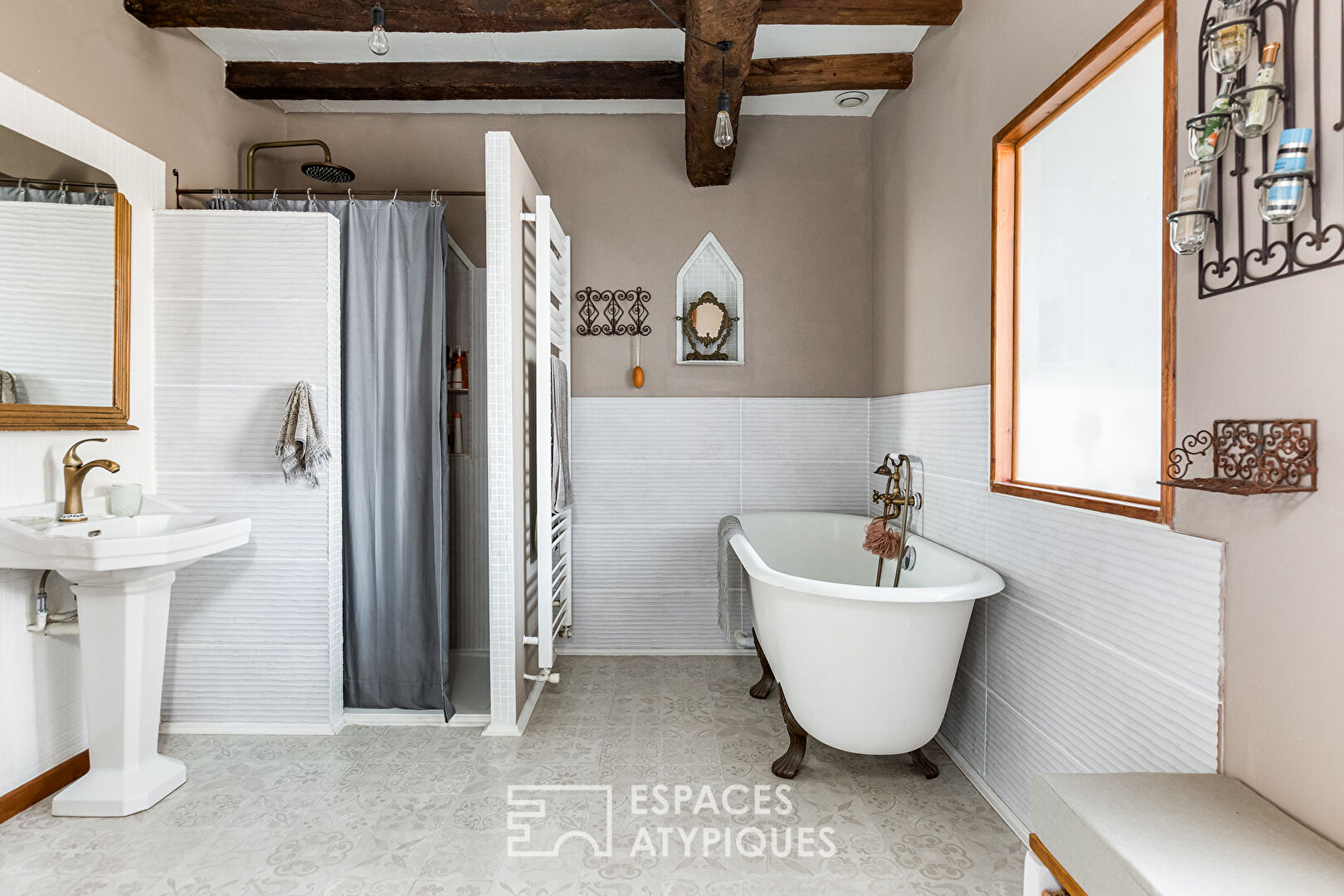 Charming townhouse with swimming pool and landscaped garden