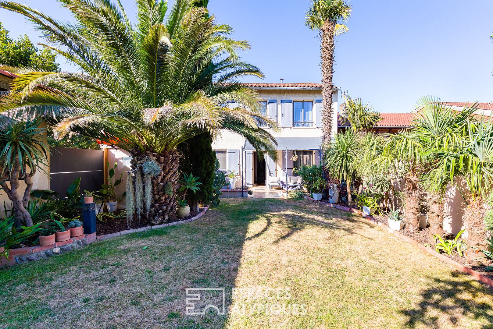 Charming townhouse with swimming pool and landscaped garden