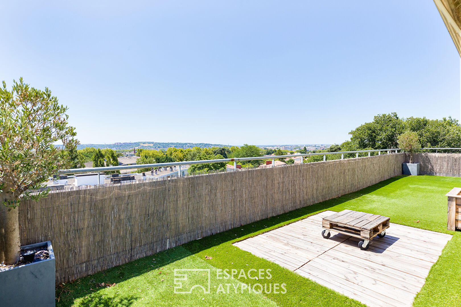 Appartement en dernier étage avec terrasse d’exception à Côte Pavée