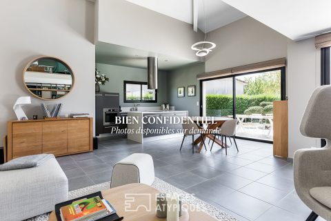Contemporary architect-designed house with swimming pool in Aigrefeuille