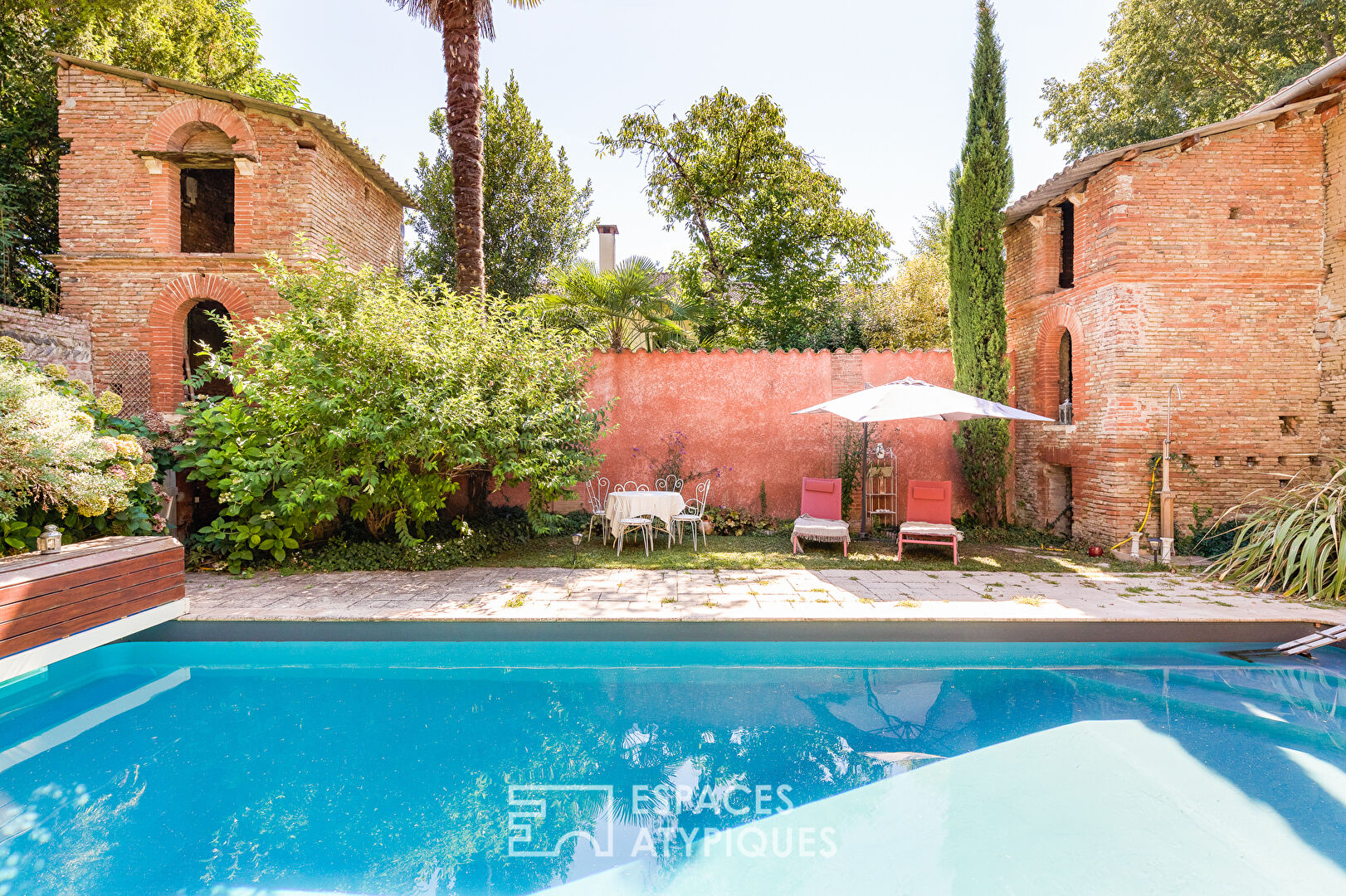 Charming renovated residence with park and outbuildings