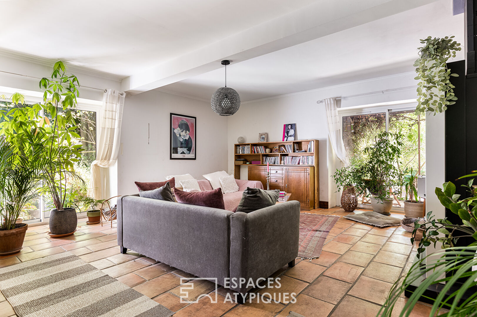 Charming renovated residence with park and outbuildings