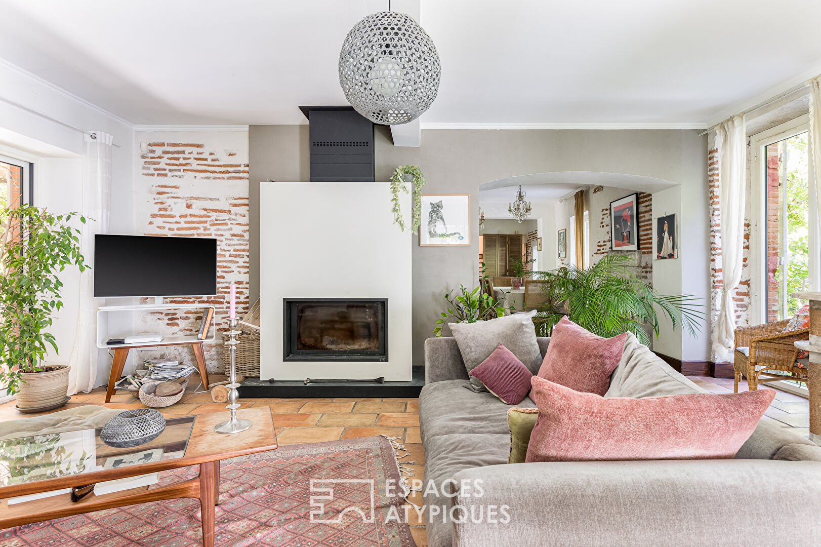 Charming renovated residence with park and outbuildings