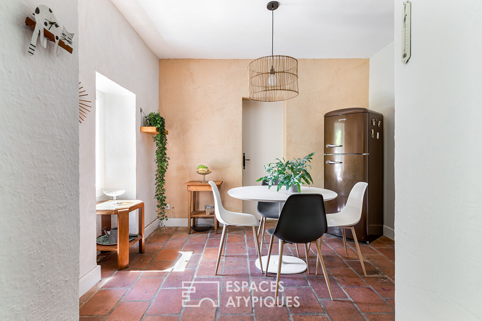 Charming renovated residence with park and outbuildings