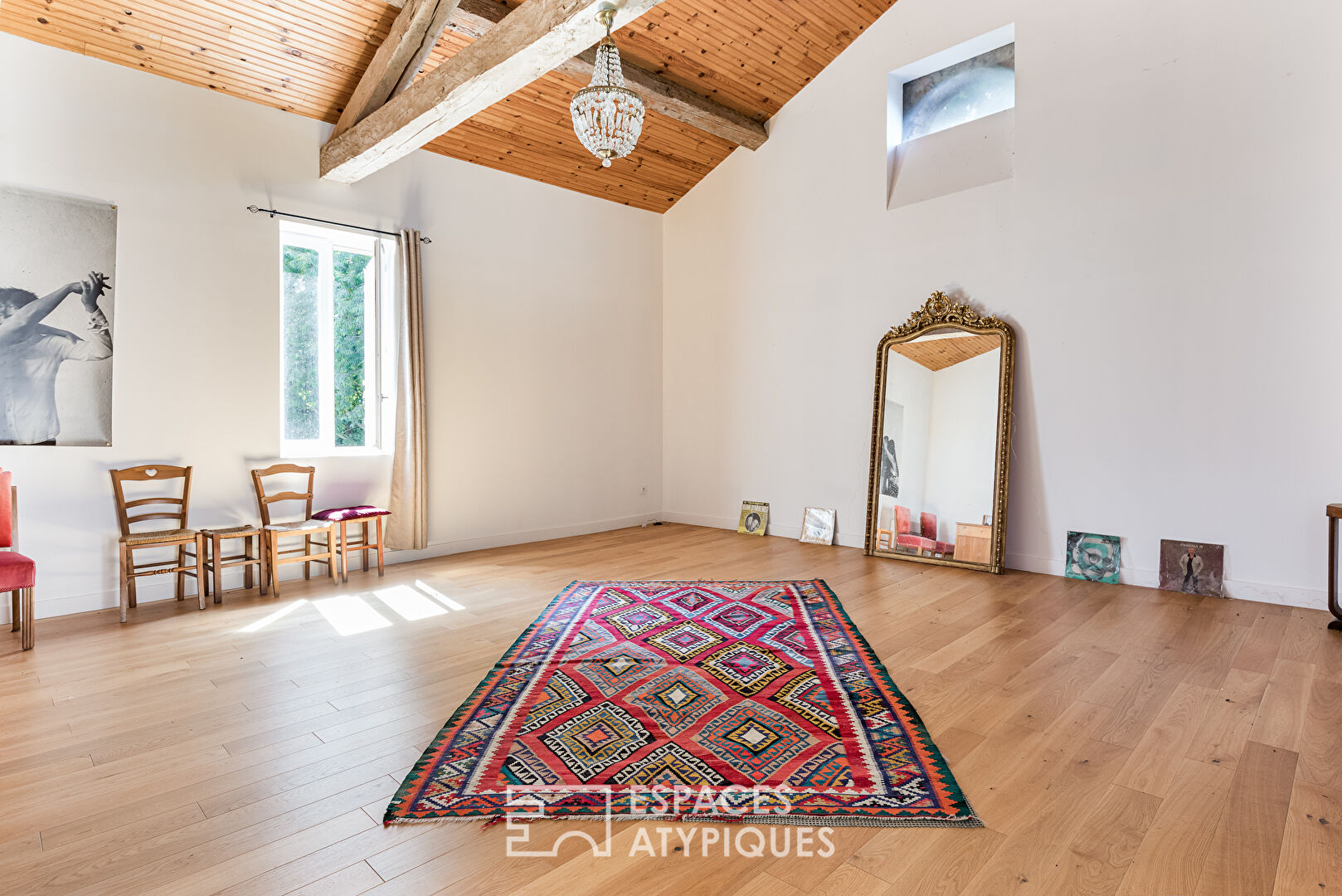 Charming renovated residence with park and outbuildings