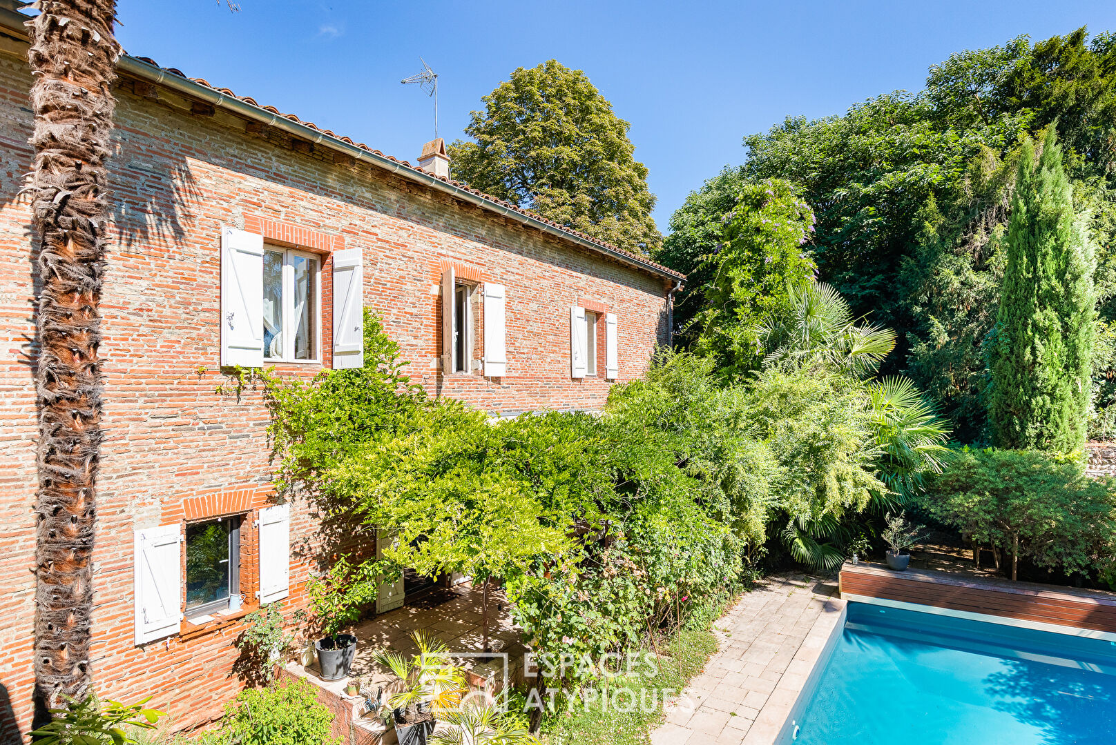 Charming renovated residence with park and outbuildings