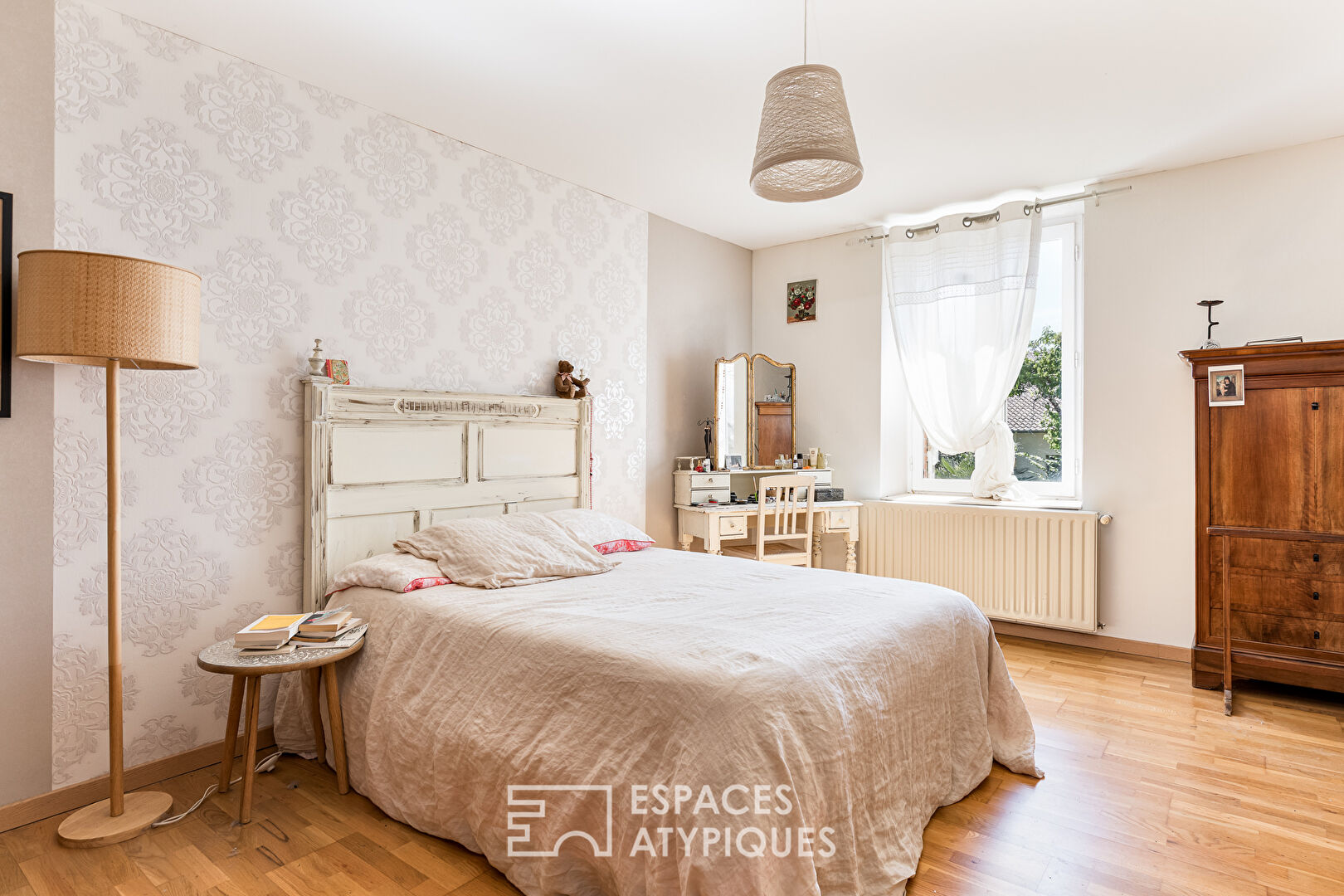 Charming renovated residence with park and outbuildings