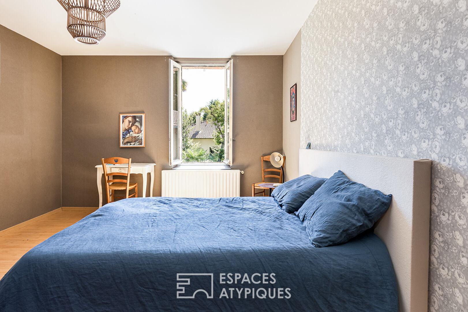 Charming renovated residence with park and outbuildings