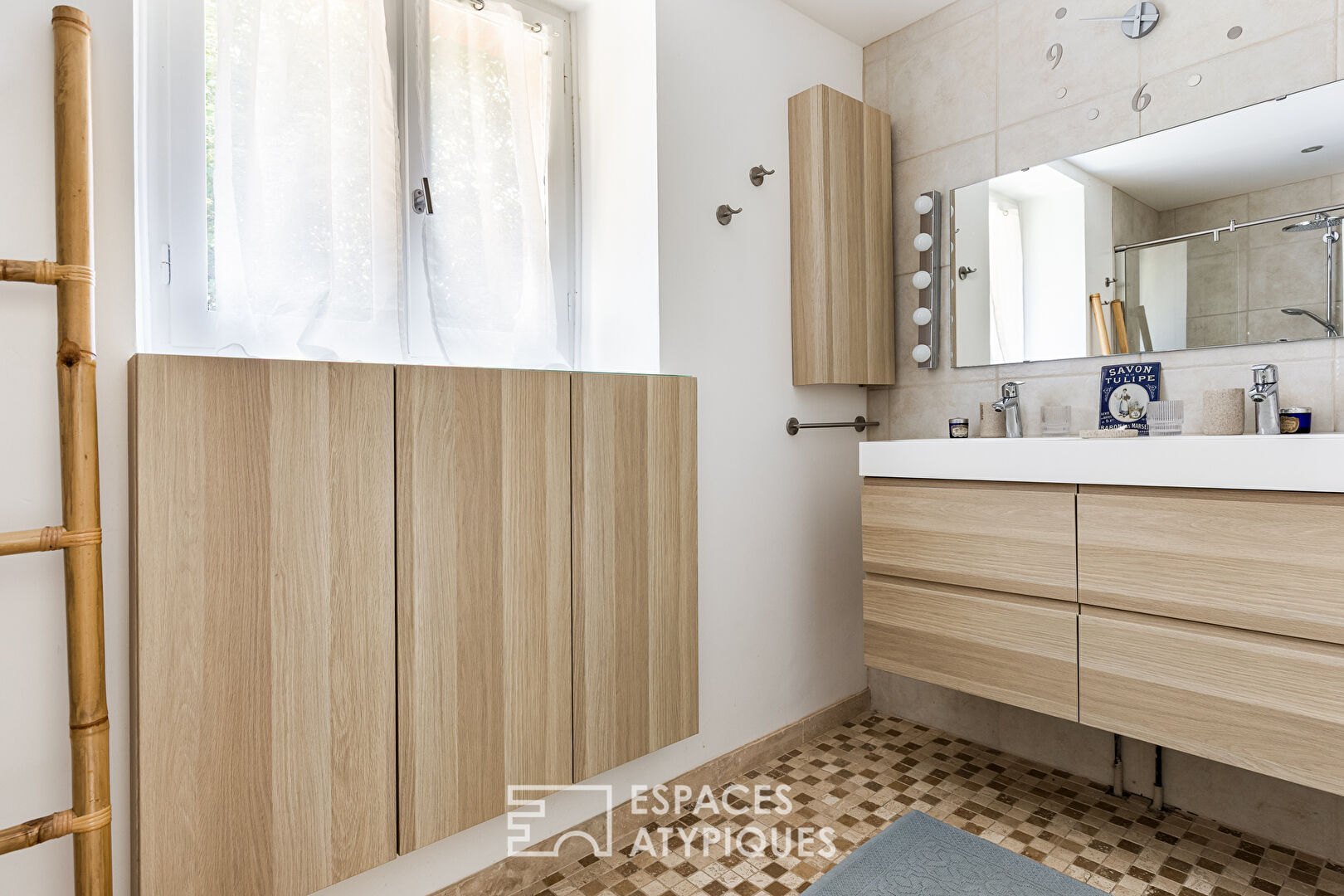 Charming renovated residence with park and outbuildings