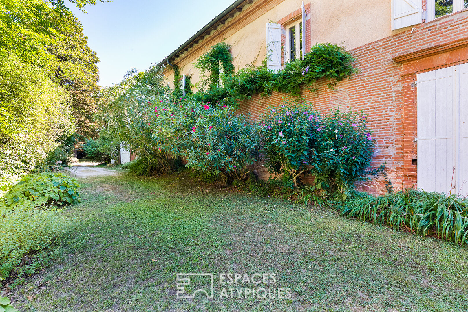 Charming renovated residence with park and outbuildings