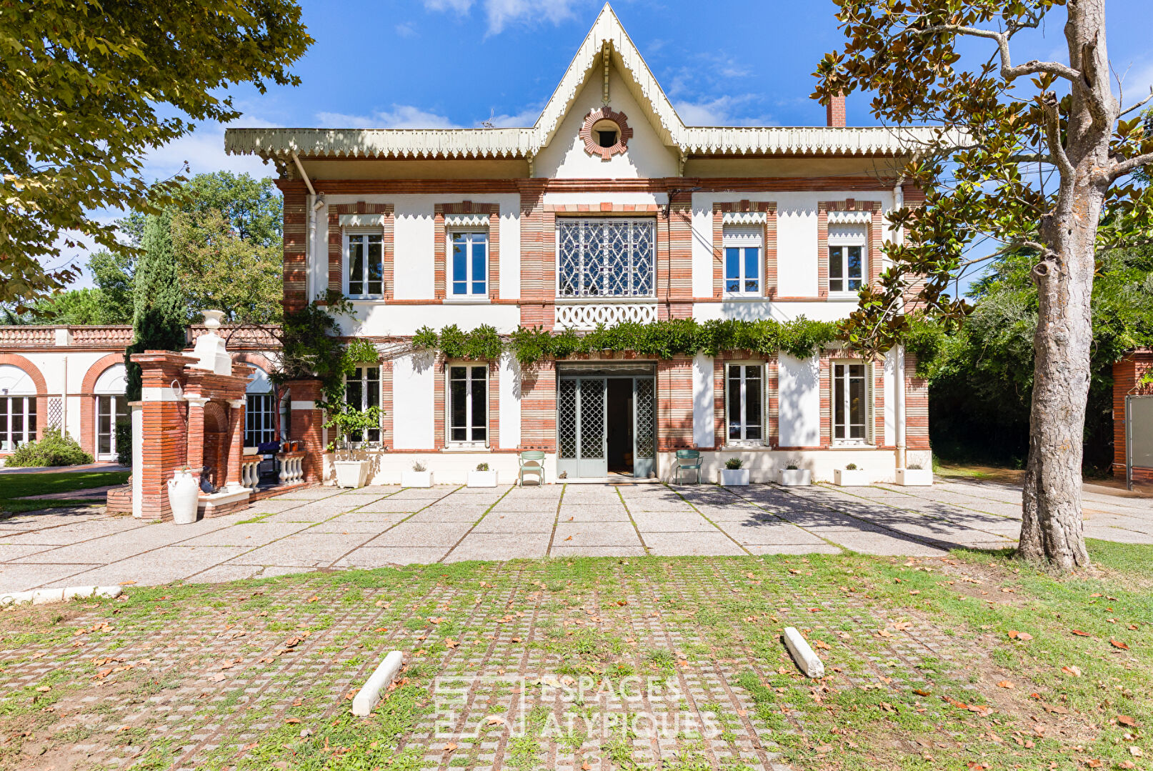 19th century Toulouse woman and her 750m2 cottage