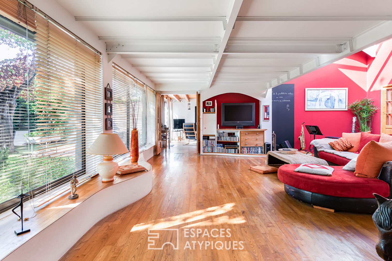 Former industrial workshop reinvented and its cottage