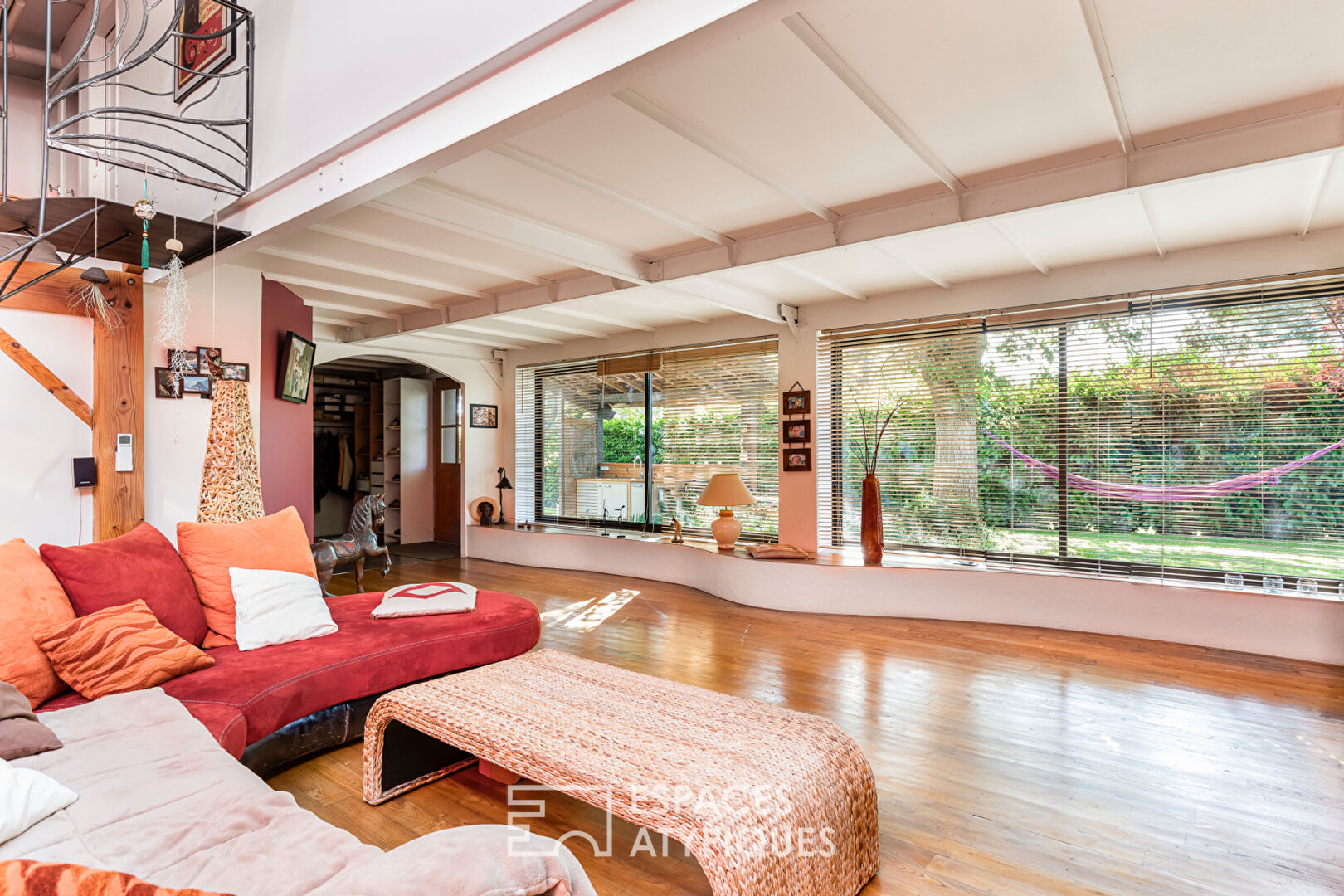 Former industrial workshop reinvented and its cottage