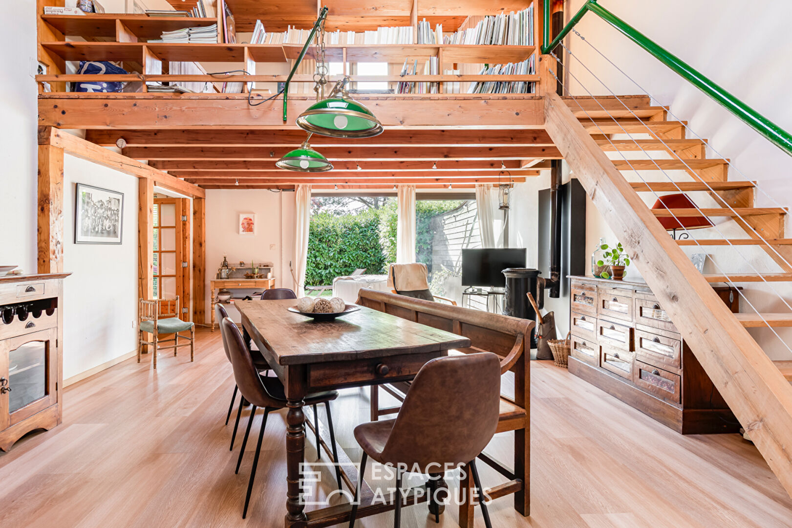Former industrial workshop reinvented and its cottage