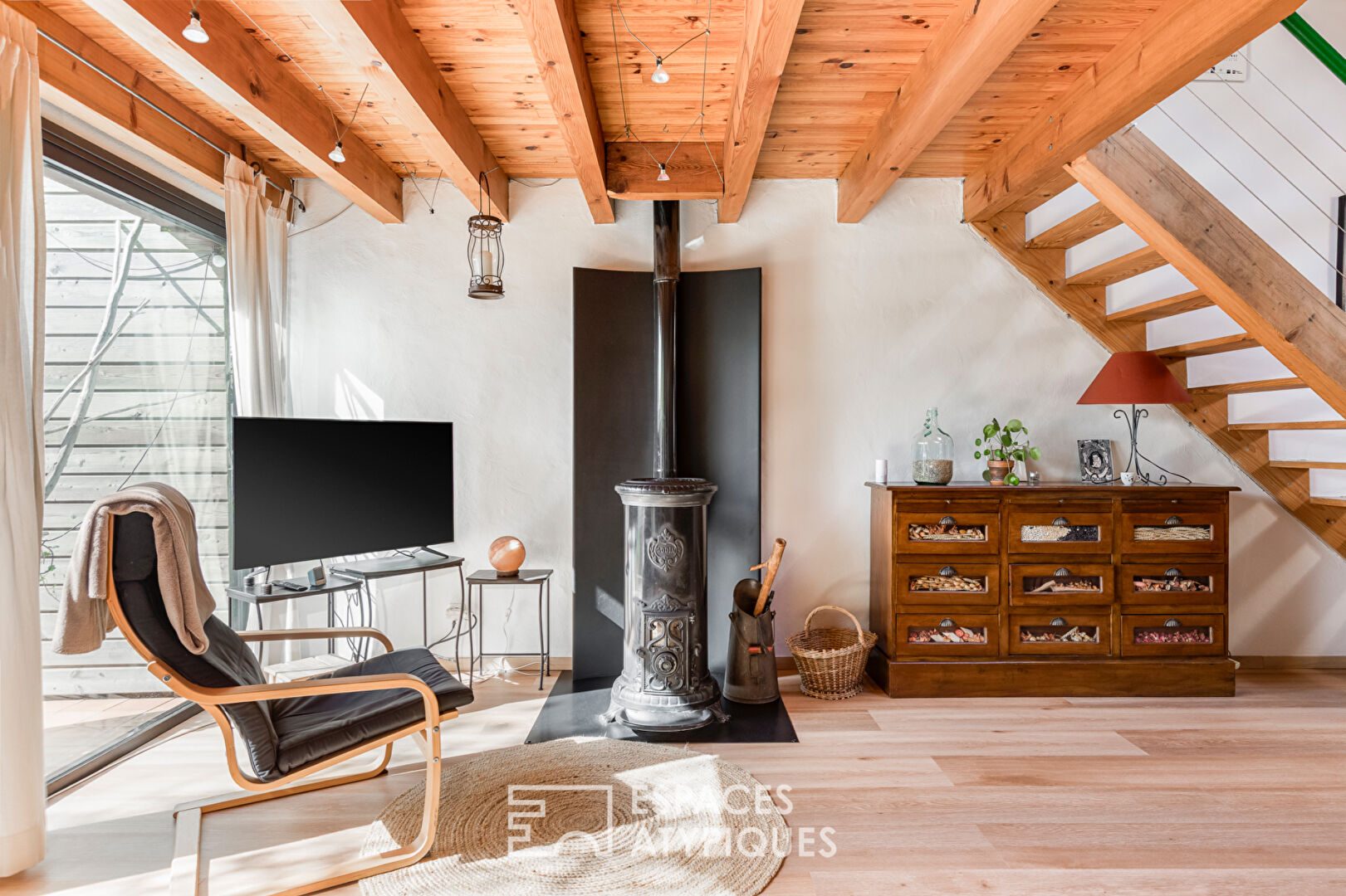 Former industrial workshop reinvented and its cottage