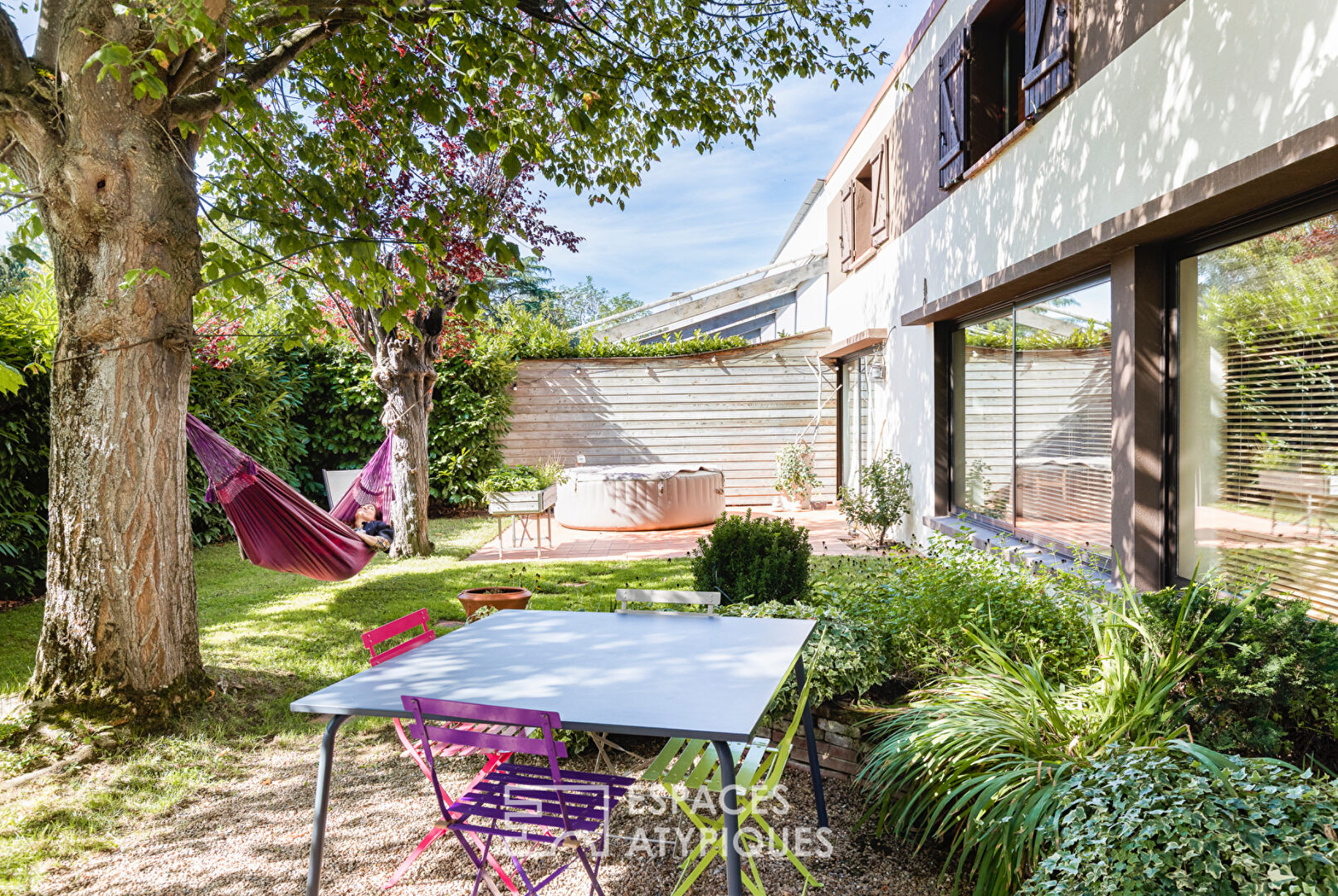 Former industrial workshop reinvented and its cottage