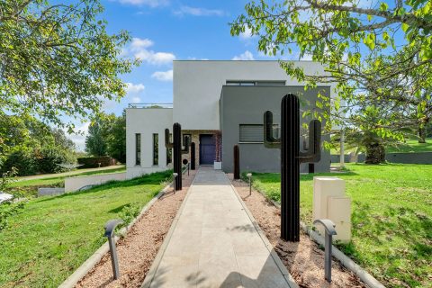 Architect-designed house on the golf course