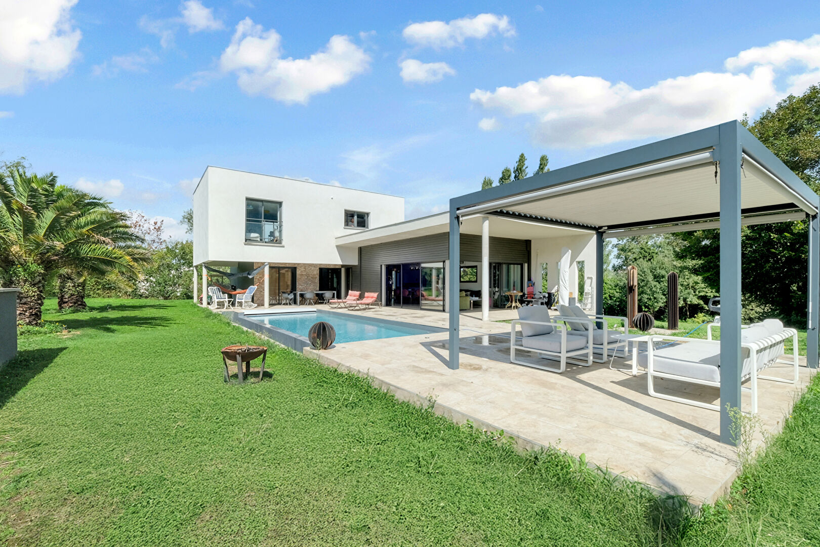 Architect-designed house on the golf course