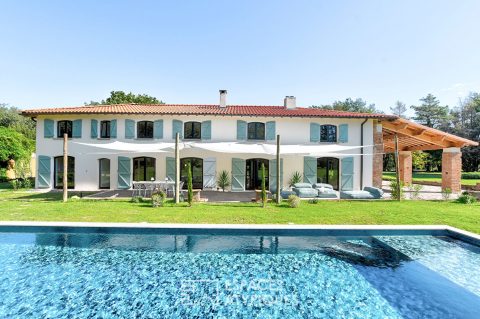 Bastide du XIXème sur 3ha de parc avec piscine et dépendance à Lanta