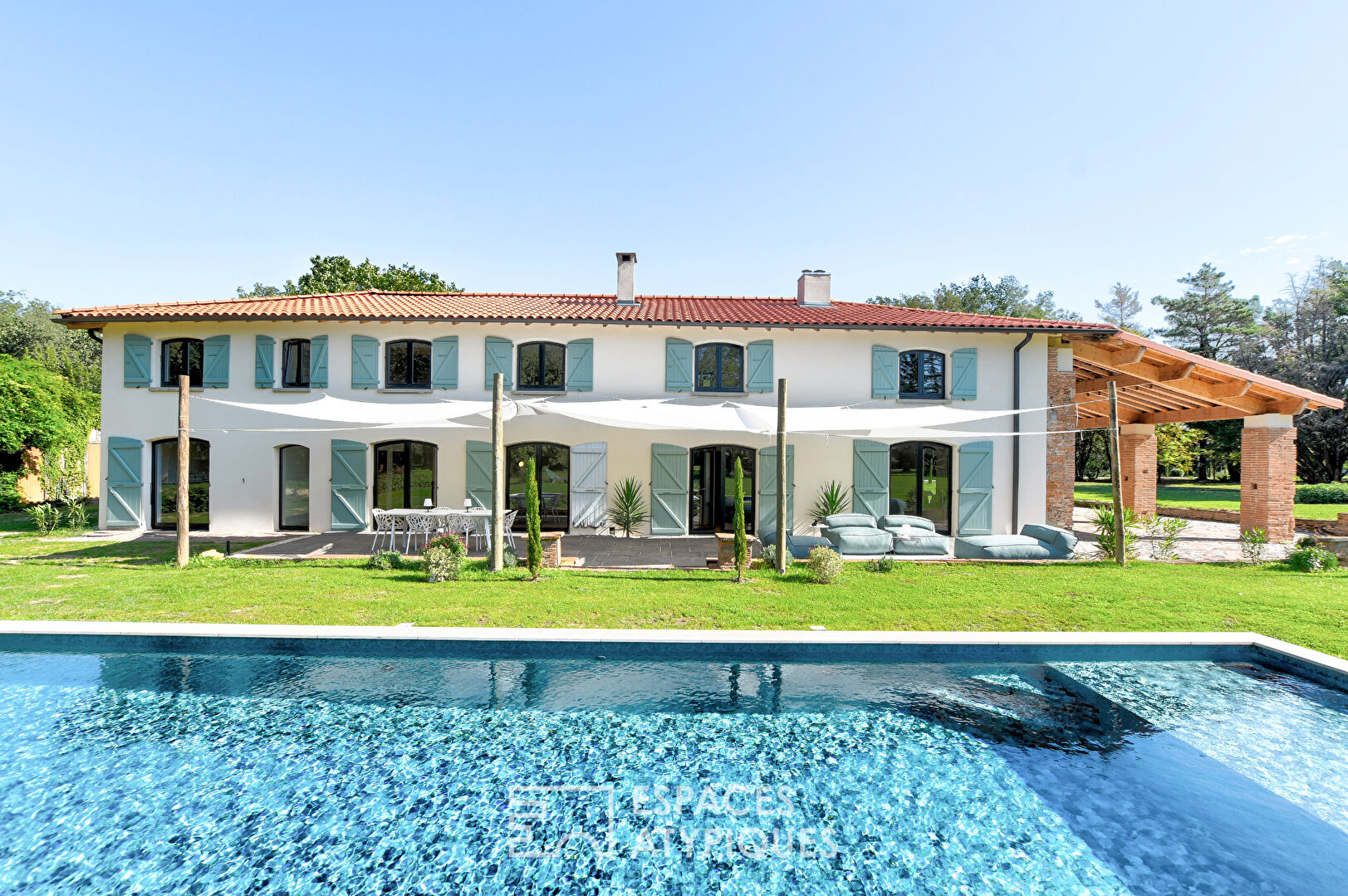 Bastide du XIXème sur 3ha de parc avec piscine et dépendance à Lanta