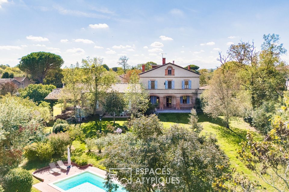 Ancienne école de caractère avec gîte et parc au bord du lac à Launac