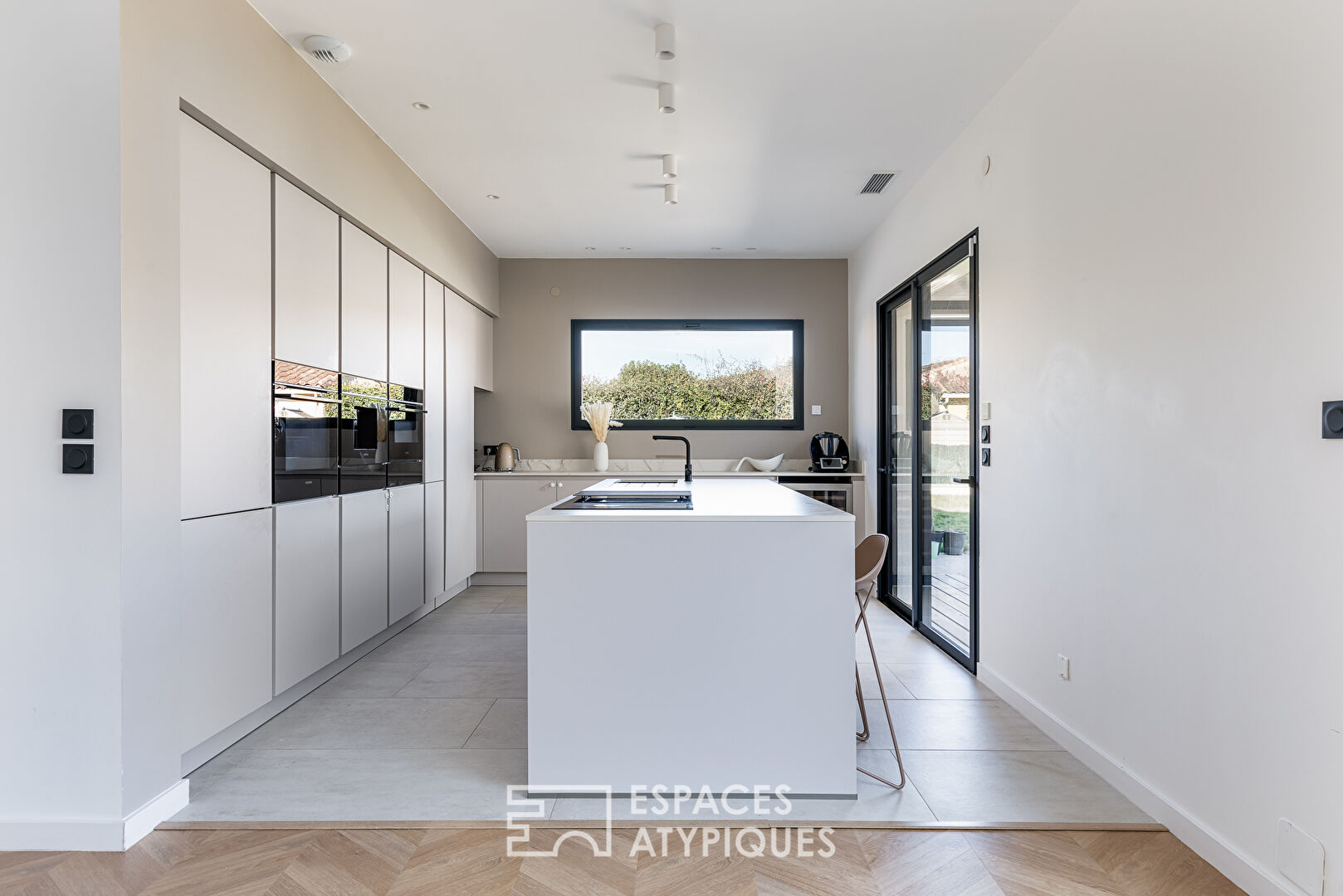 Contemporary single-storey house with swimming pool in Buzet-sur-Tarn