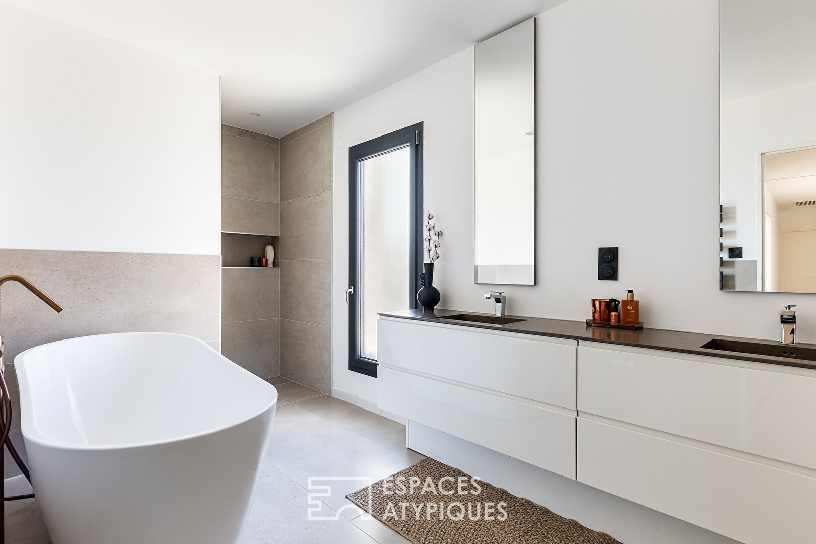 Contemporary single-storey house with swimming pool in Buzet-sur-Tarn