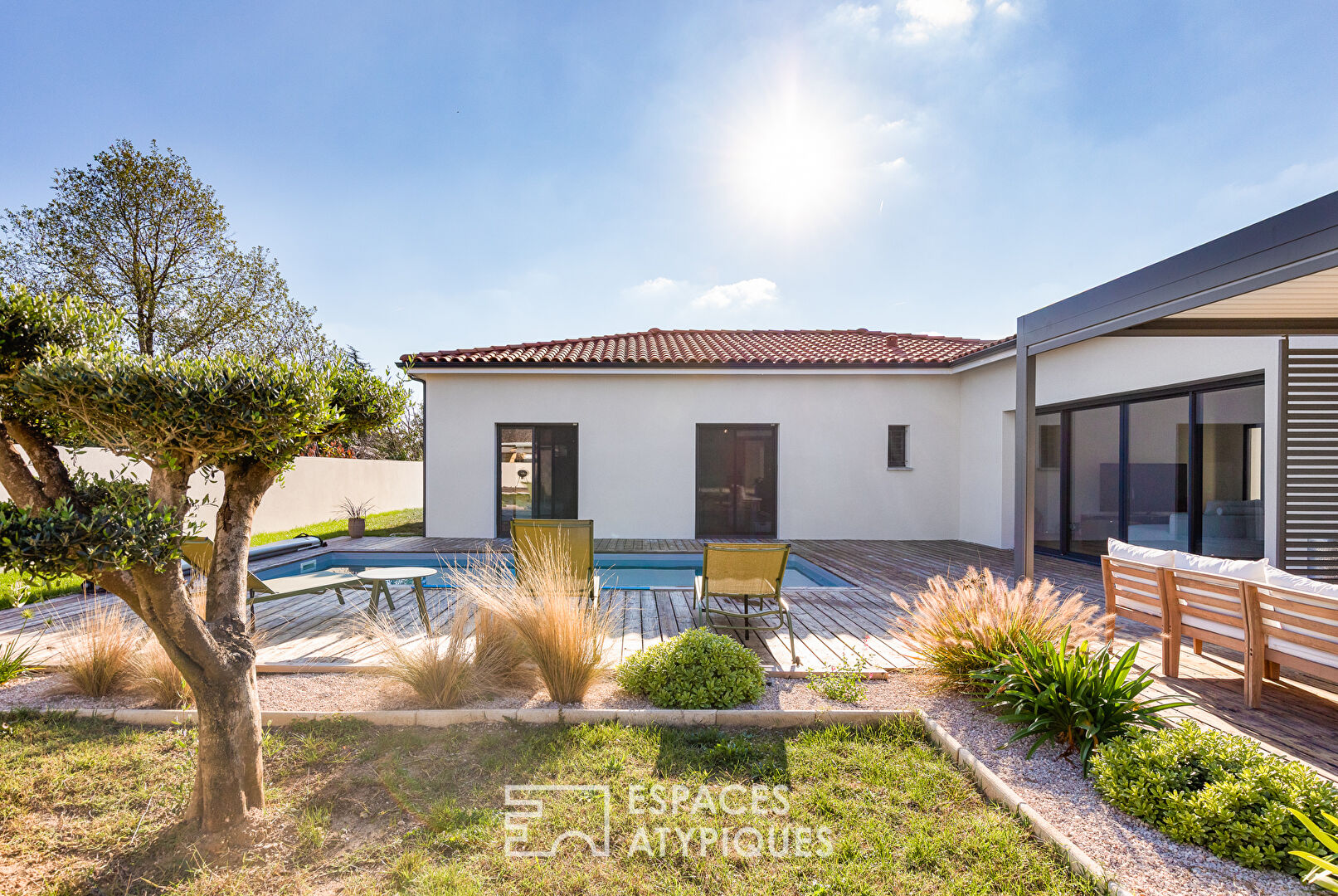 Contemporary single-storey house with swimming pool in Buzet-sur-Tarn