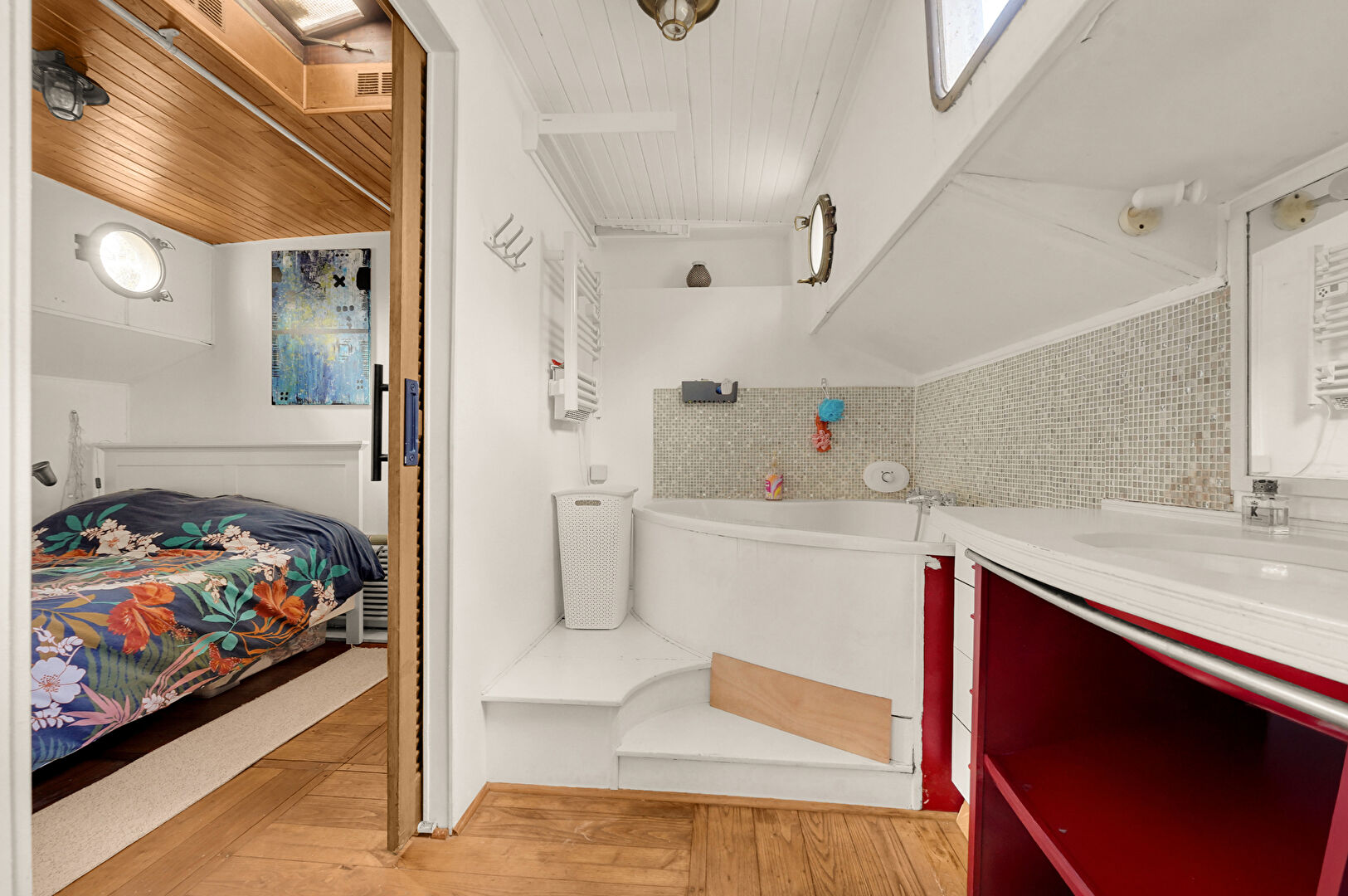 Renovated barge in Ramonville – St Agne