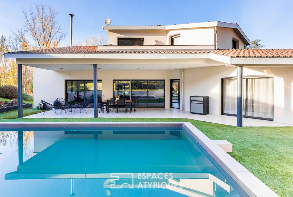 Villa contemporaine avec piscine à La Salvetat Saint Gilles