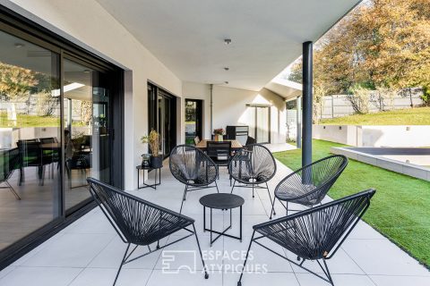 Villa contemporaine avec piscine à La Salvetat Saint Gilles