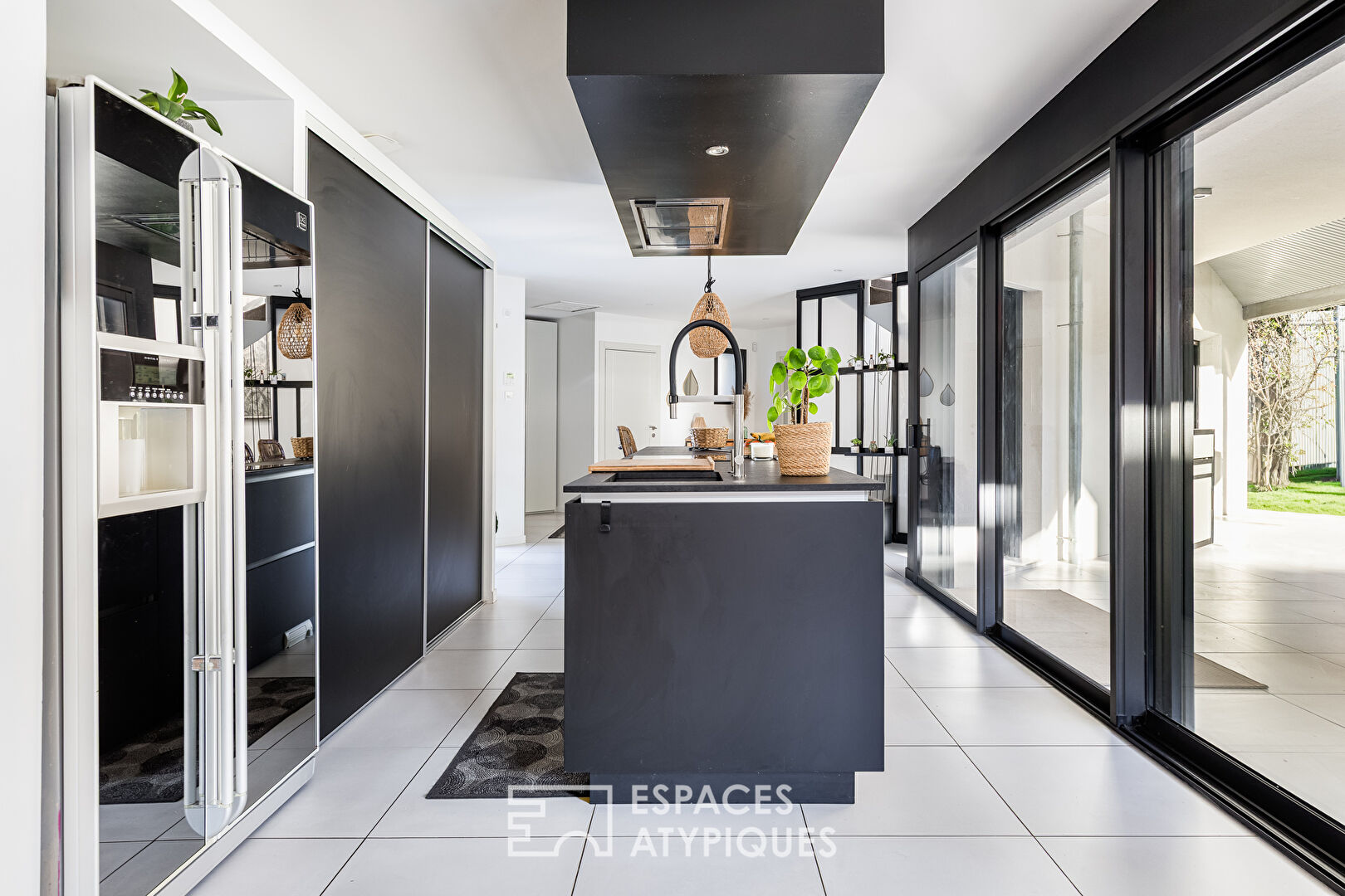 Villa contemporaine avec piscine à La Salvetat Saint Gilles