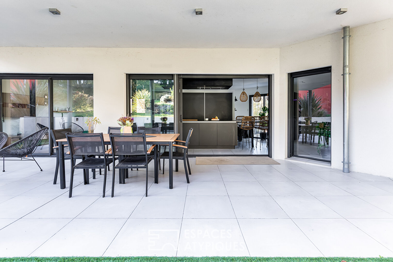 Villa contemporaine avec piscine à La Salvetat Saint Gilles