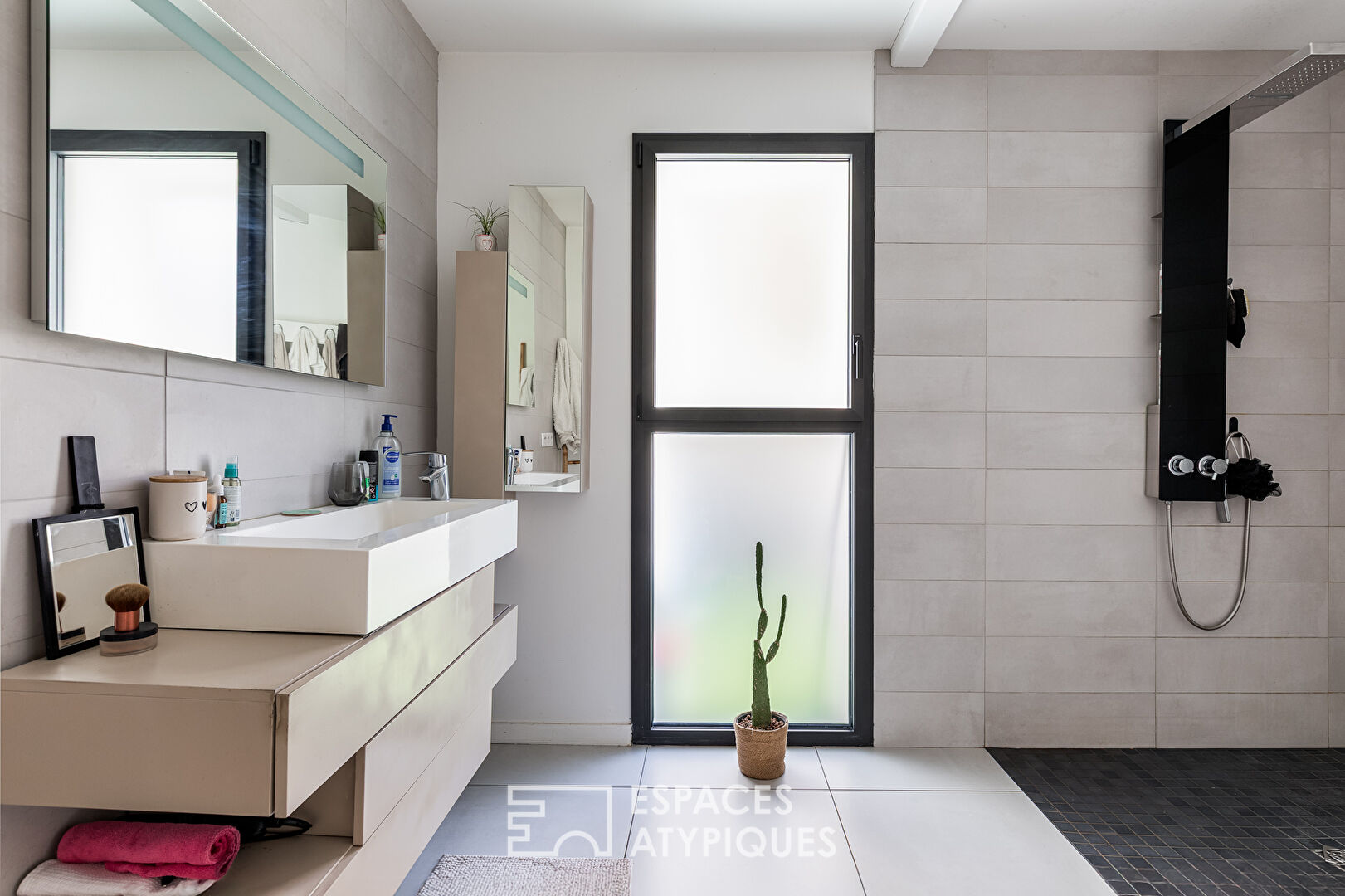 Villa contemporaine avec piscine à La Salvetat Saint Gilles