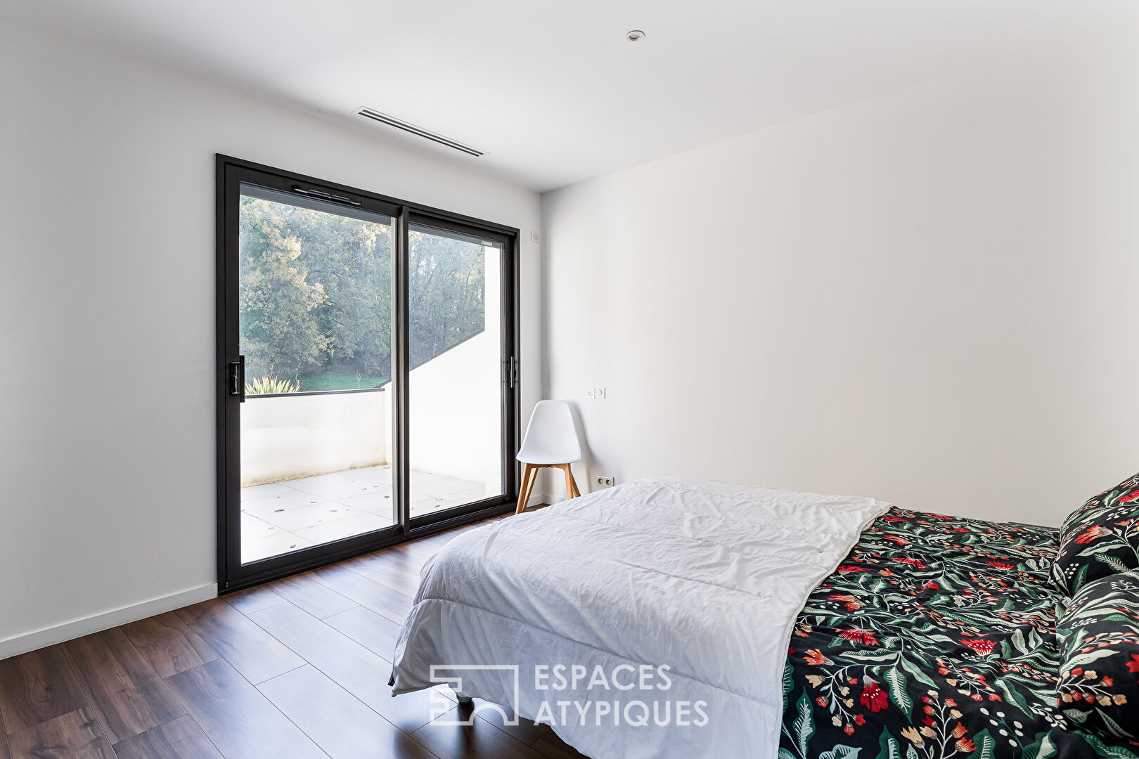 Villa contemporaine avec piscine à La Salvetat Saint Gilles