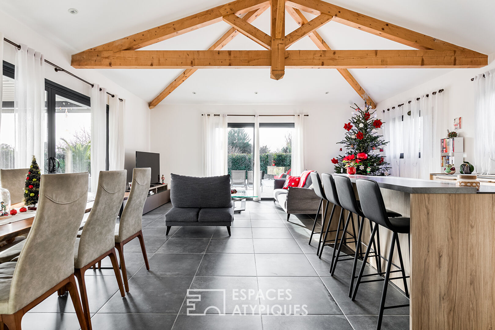 Maison contemporaine à Tournefeuille avec piscine et garage