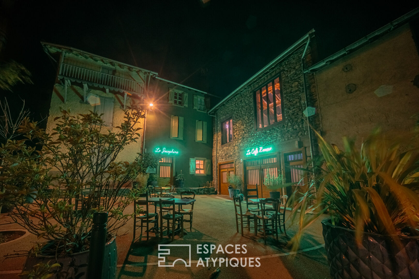 Maison d&rsquo;hôtes haut-de-gamme et son bistrot rénovés par un architecte en Ariège sur le GR10