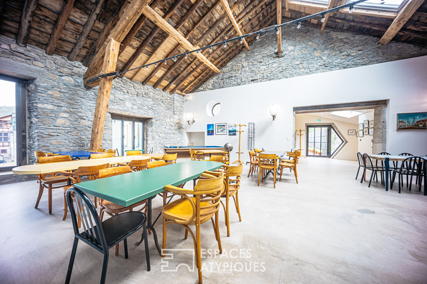 Maison d&rsquo;hôtes haut-de-gamme et son bistrot rénovés par un architecte en Ariège sur le GR10