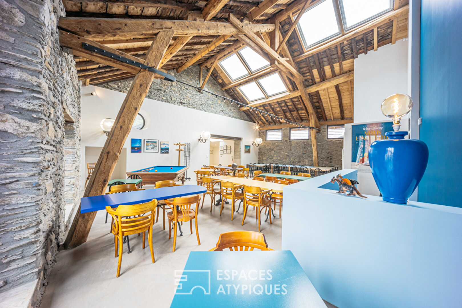 Maison d&rsquo;hôtes haut-de-gamme et son bistrot rénovés par un architecte en Ariège sur le GR10