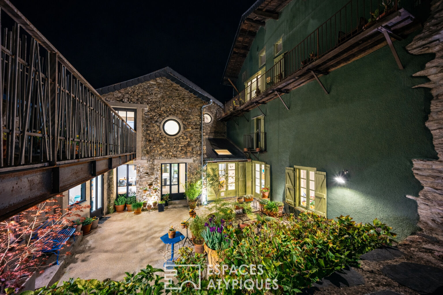 Maison d&rsquo;hôtes haut-de-gamme et son bistrot rénovés par un architecte en Ariège sur le GR10