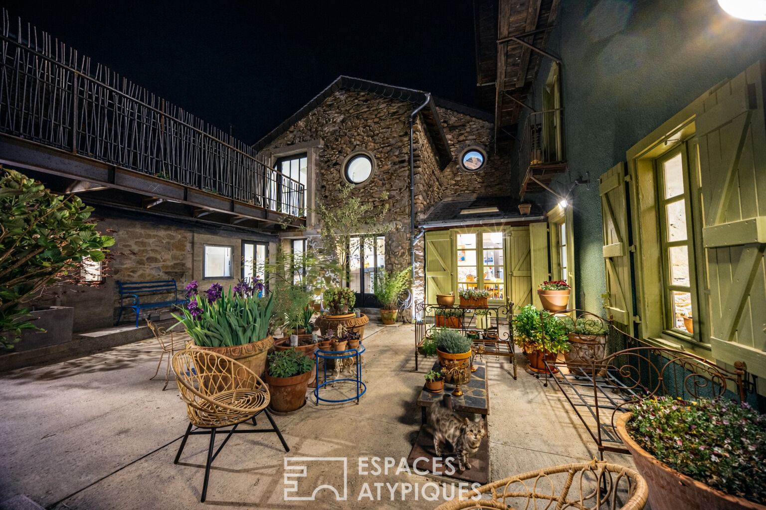 Maison d&rsquo;hôtes haut-de-gamme et son bistrot rénovés par un architecte en Ariège sur le GR10