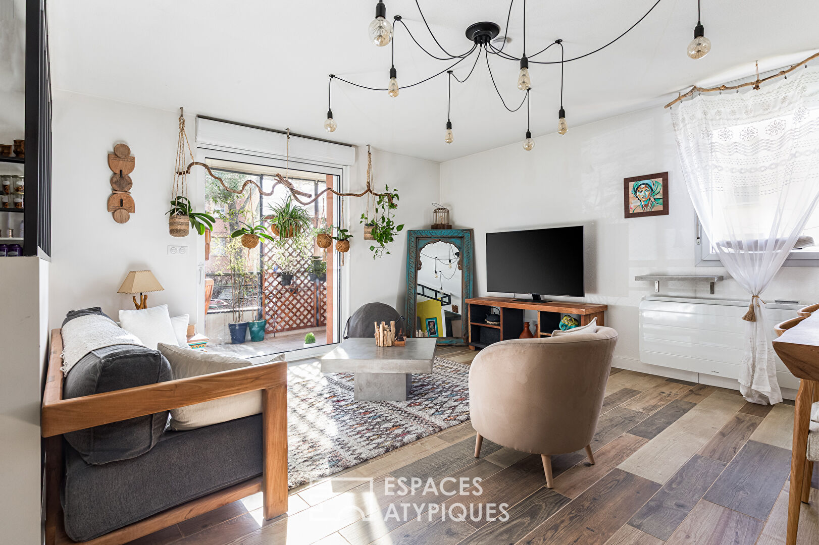 Appartement rénové avec terrasse, parking et piscine en copropriété à Toulouse