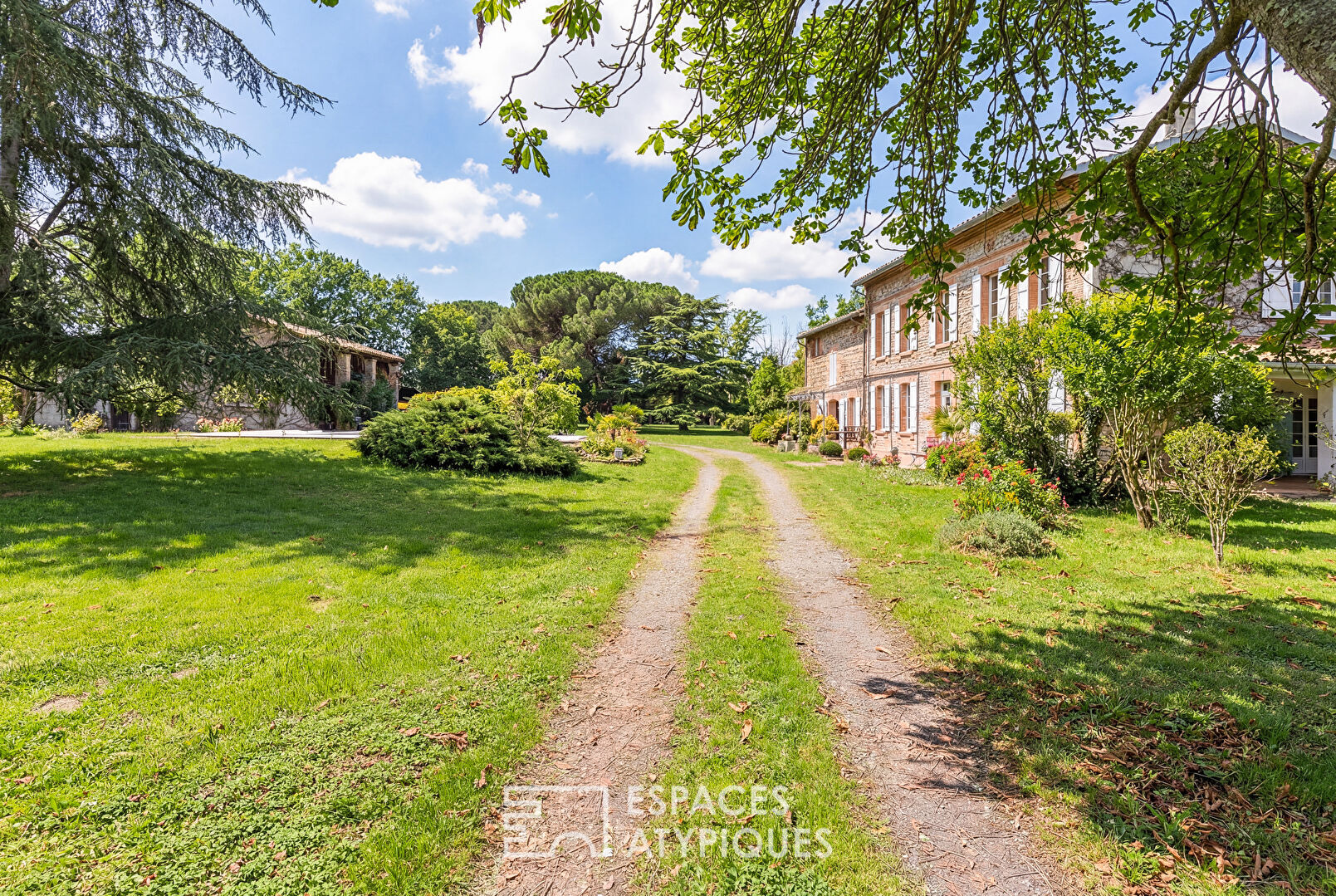Maison de maître au coeur d&rsquo;un parc arboré à Lherm