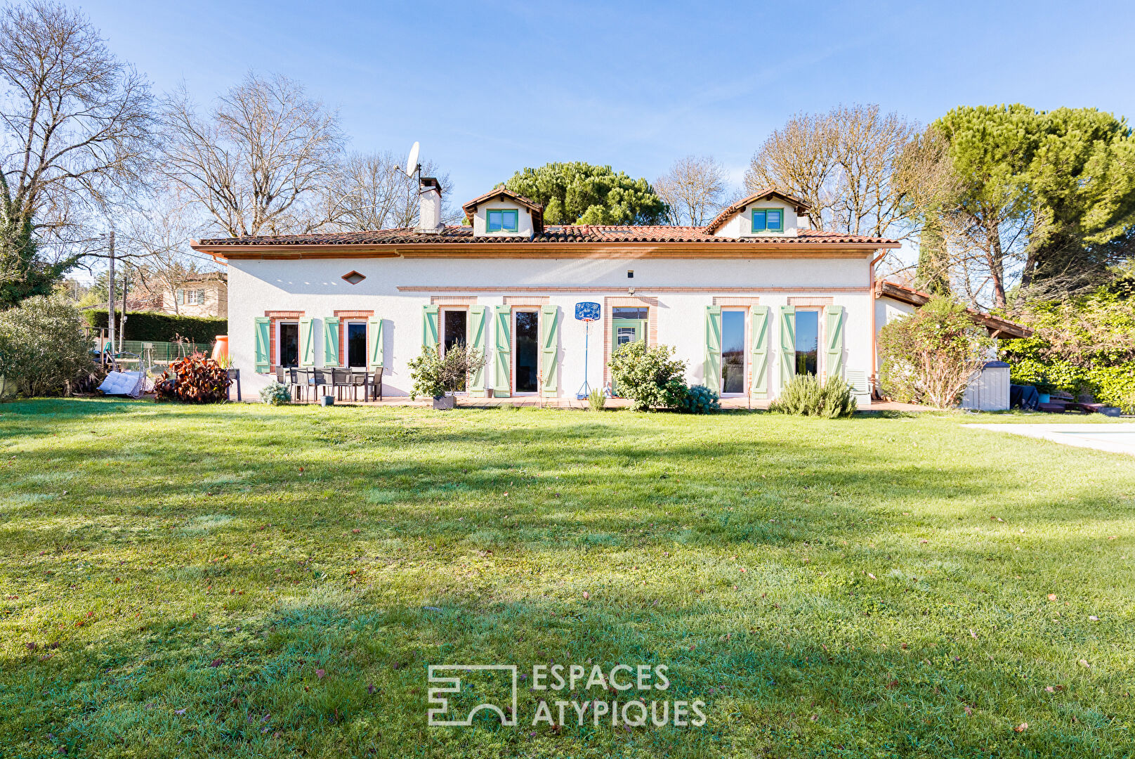 House inspired by the Lauragais region, located in the hills above Lapeyrouse-Fossat