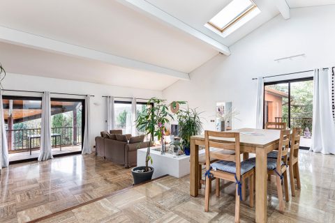 Maison d&rsquo;Architecte piscine et vue sur la campagne