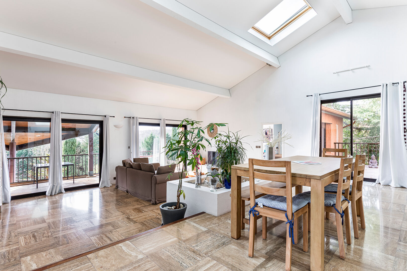 Maison d&rsquo;Architecte piscine et vue sur la campagne
